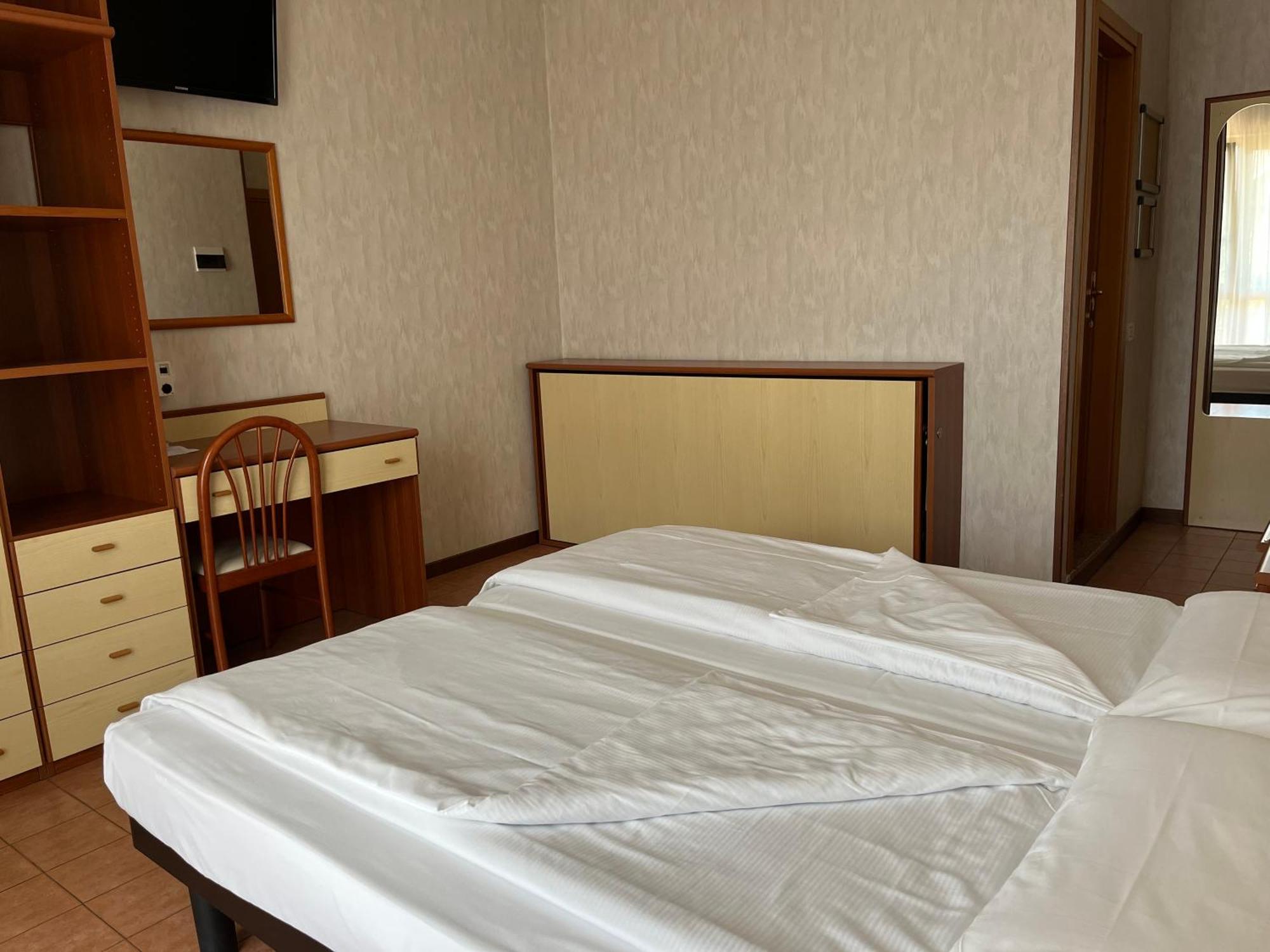 Hotel Florida 리몬네술가르다 외부 사진